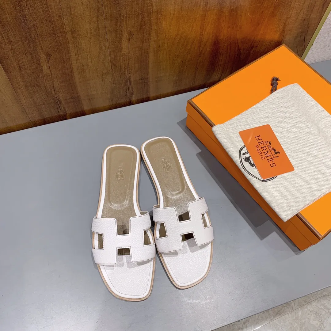 👟👟Ex-factory price 480👟👟 Litchi pattern cowhide series Newly revised version (Hermès) Packaging upgrade, version workmanship and material upgrade Hermes The highest version of handmade shoes in the market Top product Hermès H slippers Flat slippers —————————— The most classic, real handmade shoes, even the number of stitches is the same as the original version, purely handmade by masters The highest version in the industry Italian imported cowhide + original customized Australian sheepskin feet + genuine leather outsole, top exclusive packaging box 35-39 (34.40.41.42 custom-made, non-refundable)